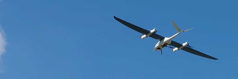 Drohne im Flug für medizinische Logistik