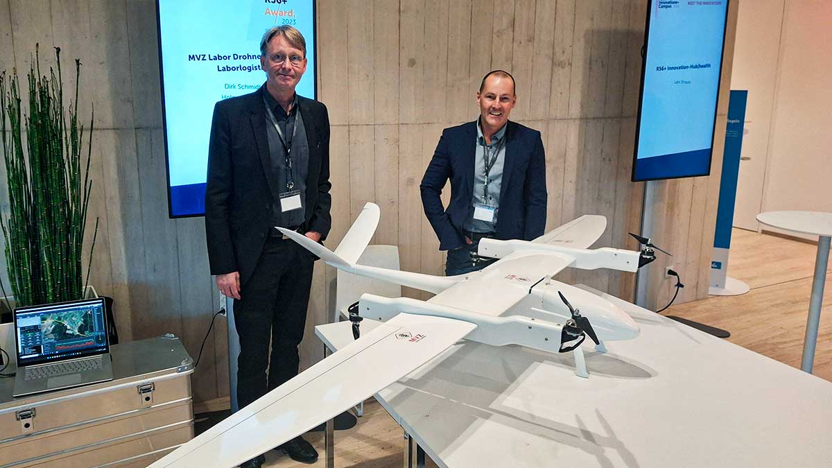 Medizinische Logistik mit Drohnen Holger Schulze und Dirk Schmidt mit einer Songbird Drohne